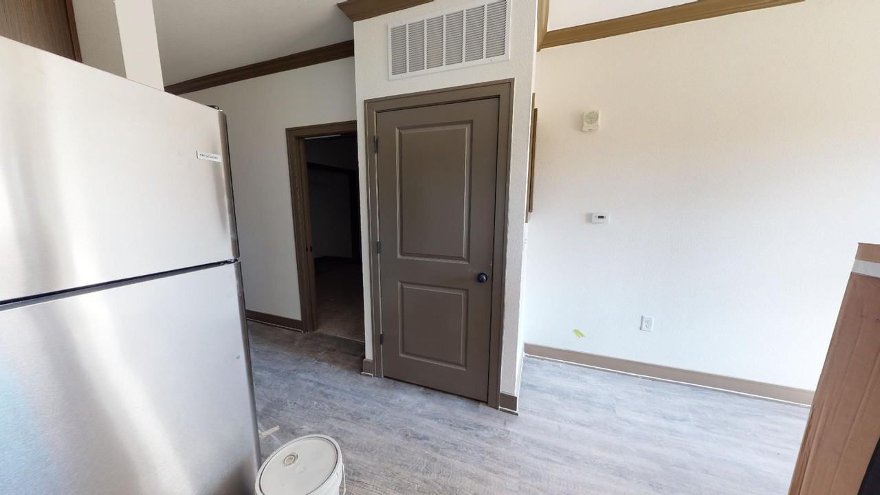 10850 N Summit St - Photo 4 of 39