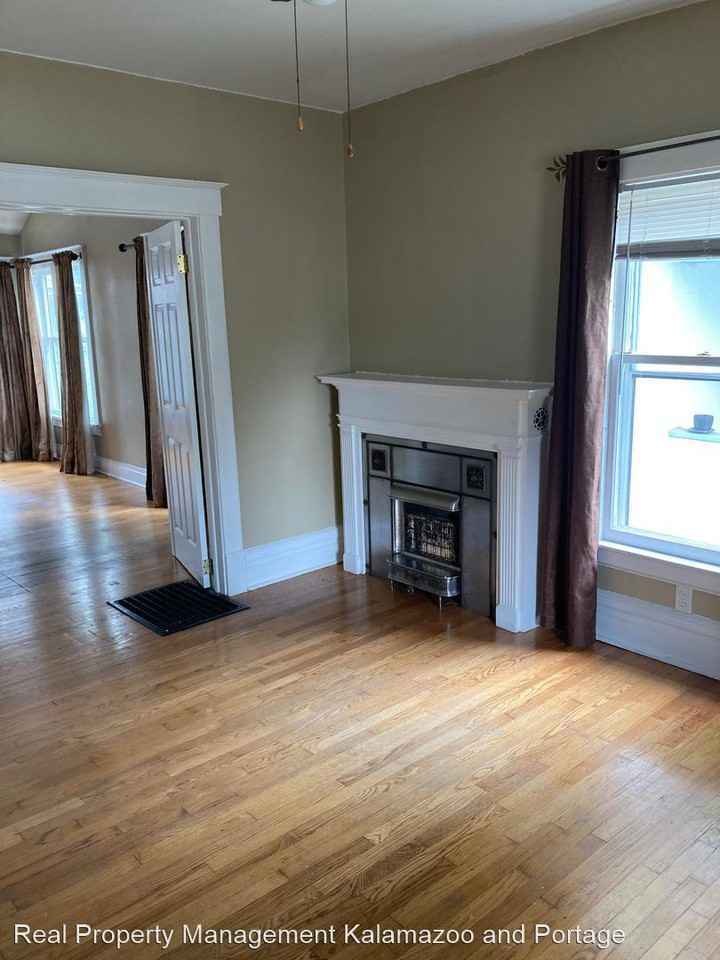 1314 Oak St - Photo 2 of 10