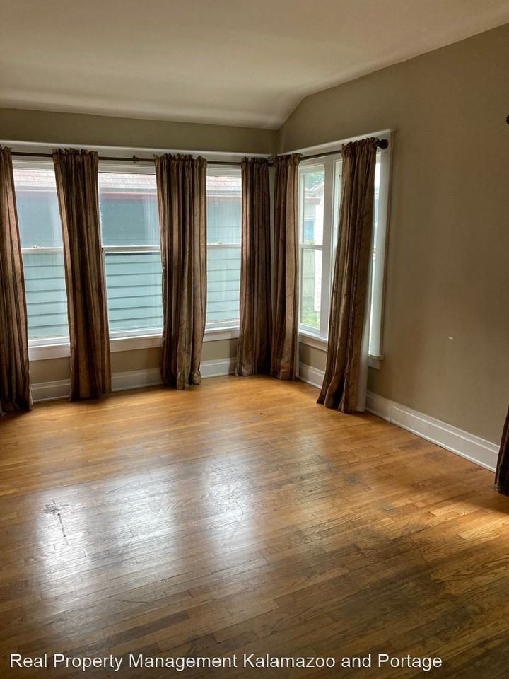 1314 Oak St - Photo 3 of 10
