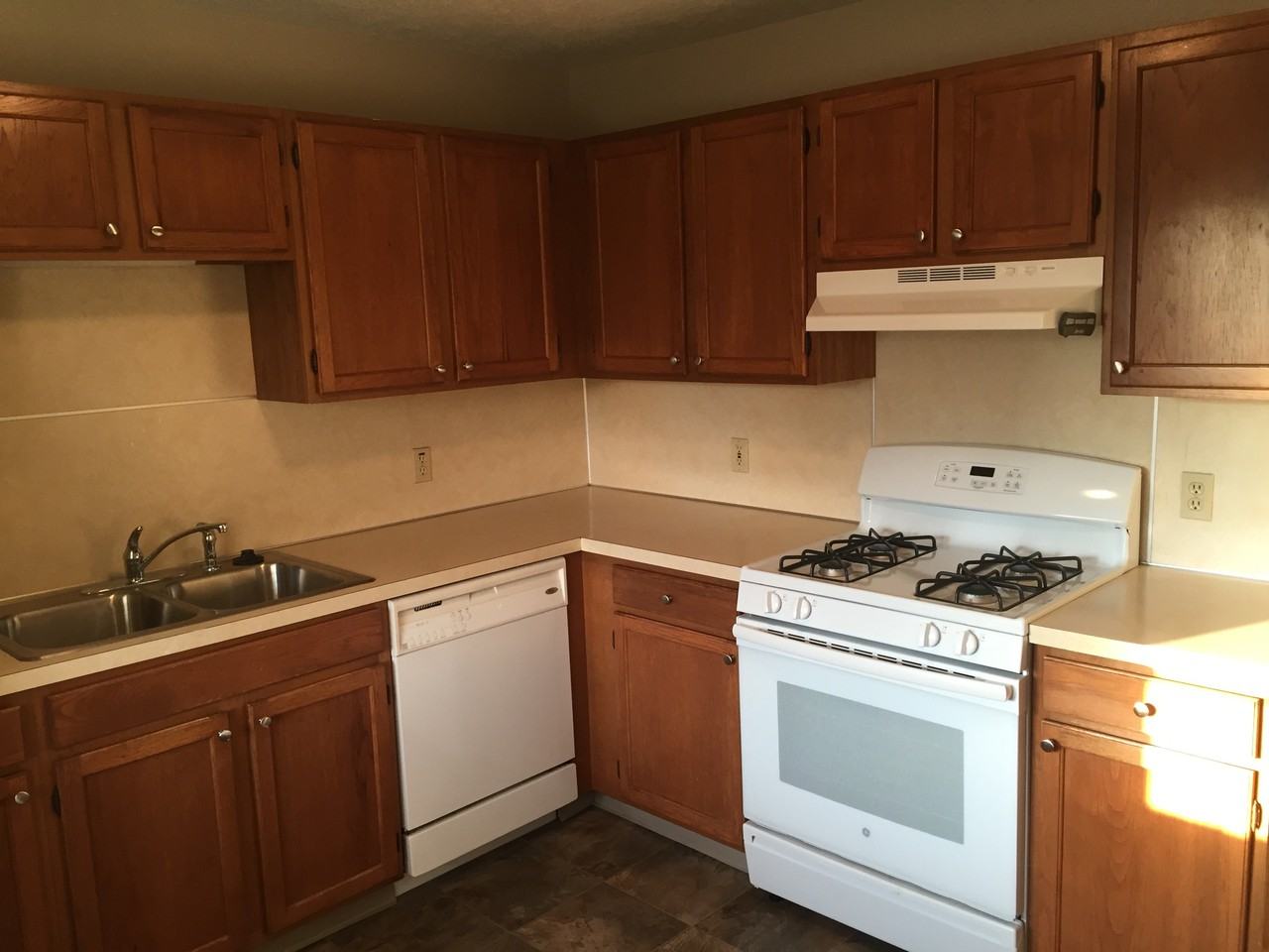 148 W Division St NE - Photo 2 of 41