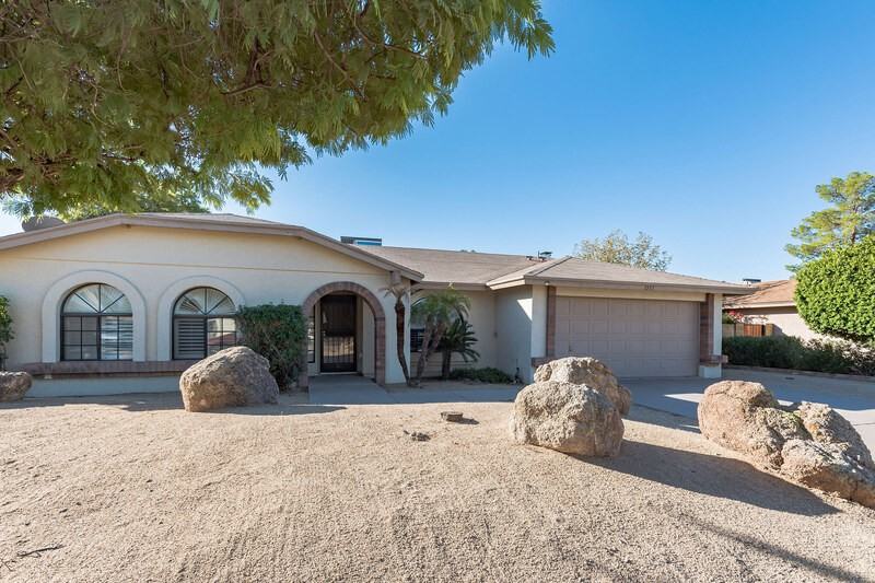 7357 W Canterbury Dr - Photo 2 of 25