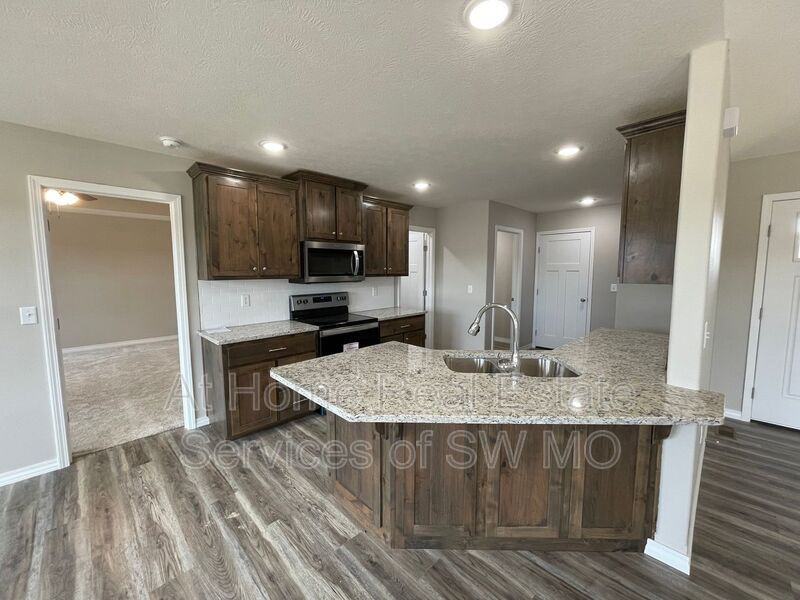 316 E Seminole St - Photo 3 of 18