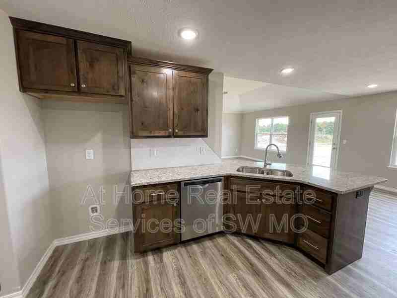 316 E Seminole St - Photo 4 of 18