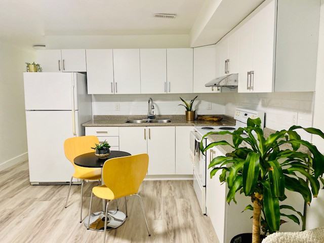 918 Saint Clarens Avenue - Photo 4 of 6