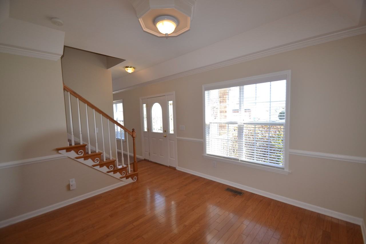 1005 Courtland Ln - Photo 3 of 10