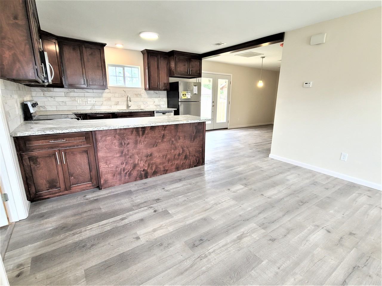 805 Missouri St - Photo 2 of 9