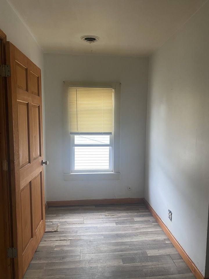 318 W Commerce St - Photo 2 of 4