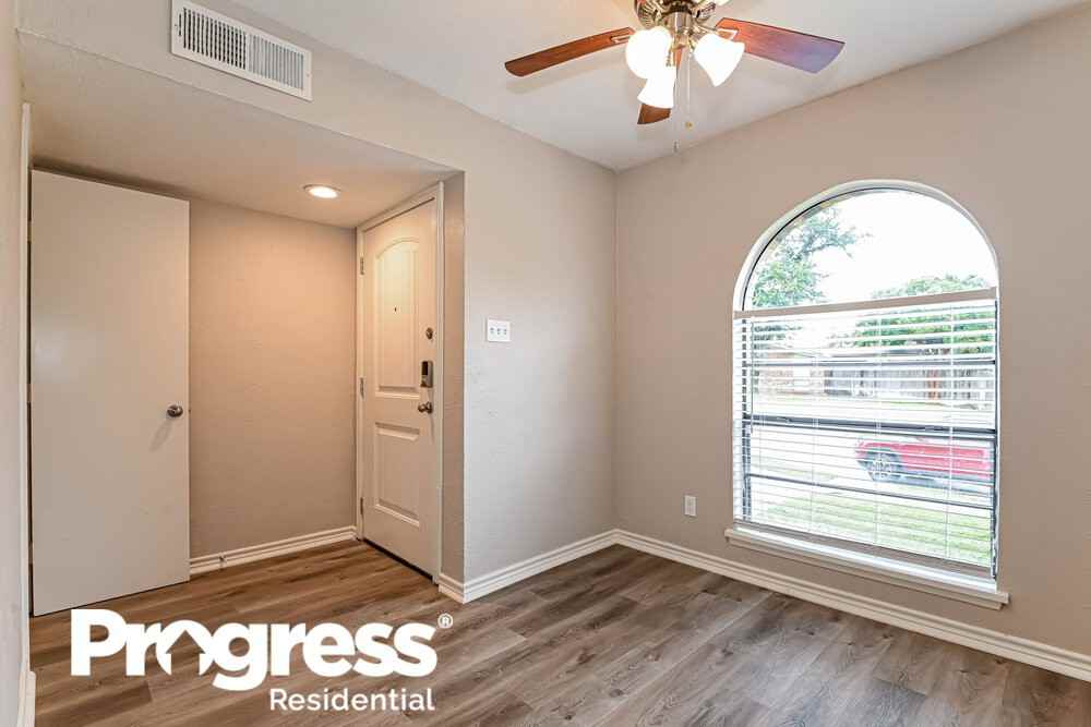 8902 Miami Dr - Photo 3 of 16