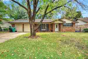 featured image of 921 Holiday Dr #1