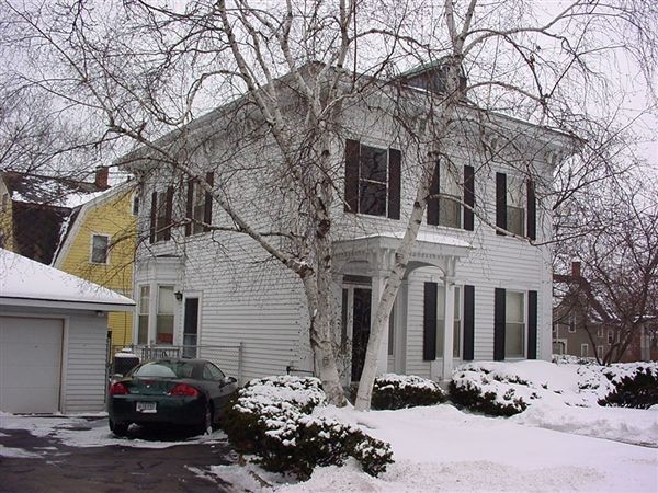 121 N Division St - Photo 2 of 12