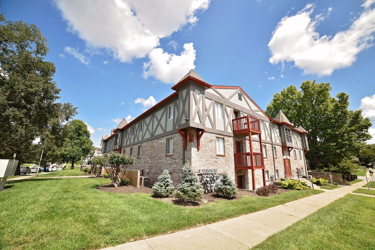 Harlow House 3745 3745 Warwick Blvd / 210 E 38th Street, Kansas City