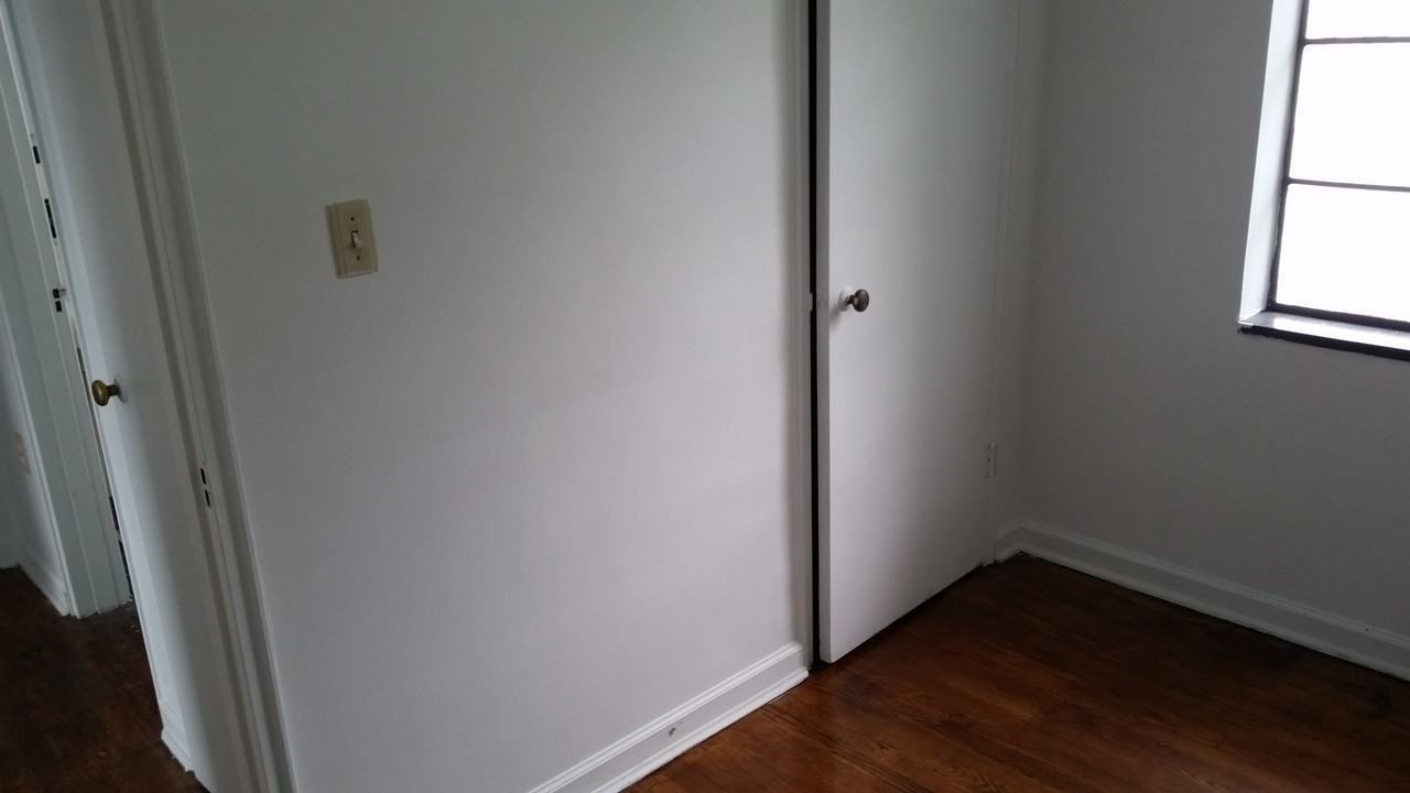 802 Woodrow Wilson Pl - Photo 2 of 9