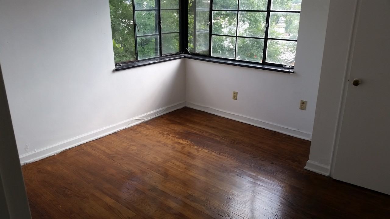 802 Woodrow Wilson Pl - Photo 3 of 9