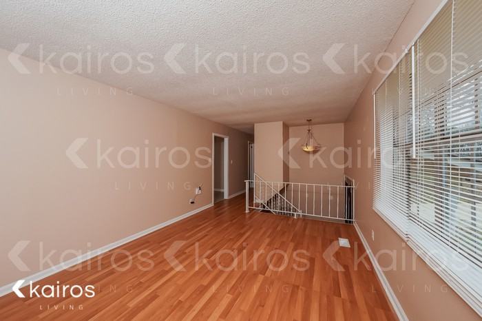 1945 Croydon Cir - Photo 2 of 17
