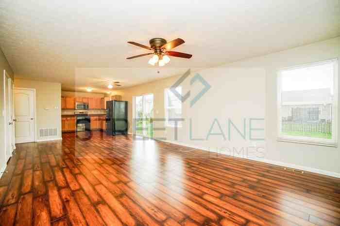471 Mogul Dr - Photo 3 of 15
