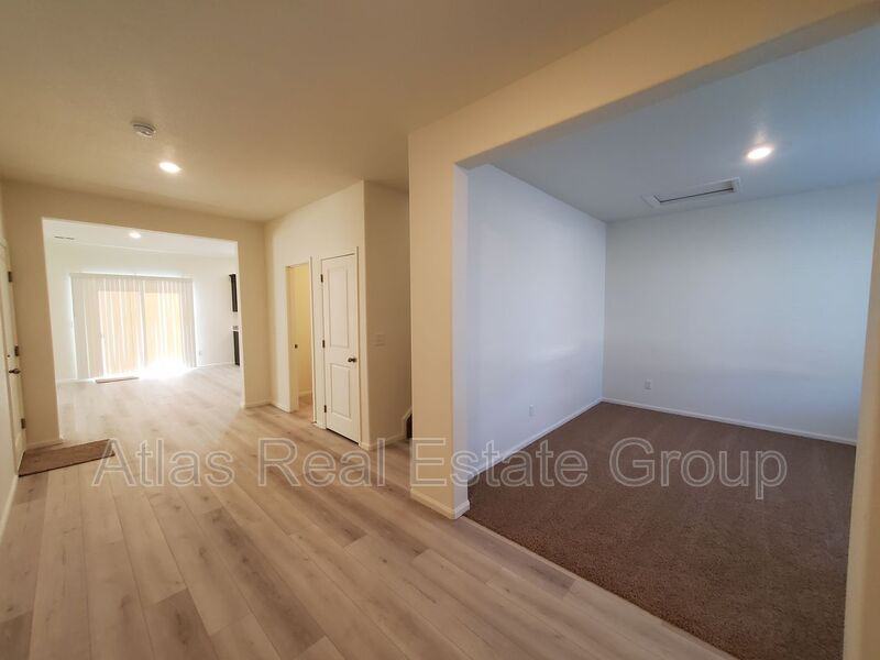 883 Emerald Lakes St - Photo 2 of 25