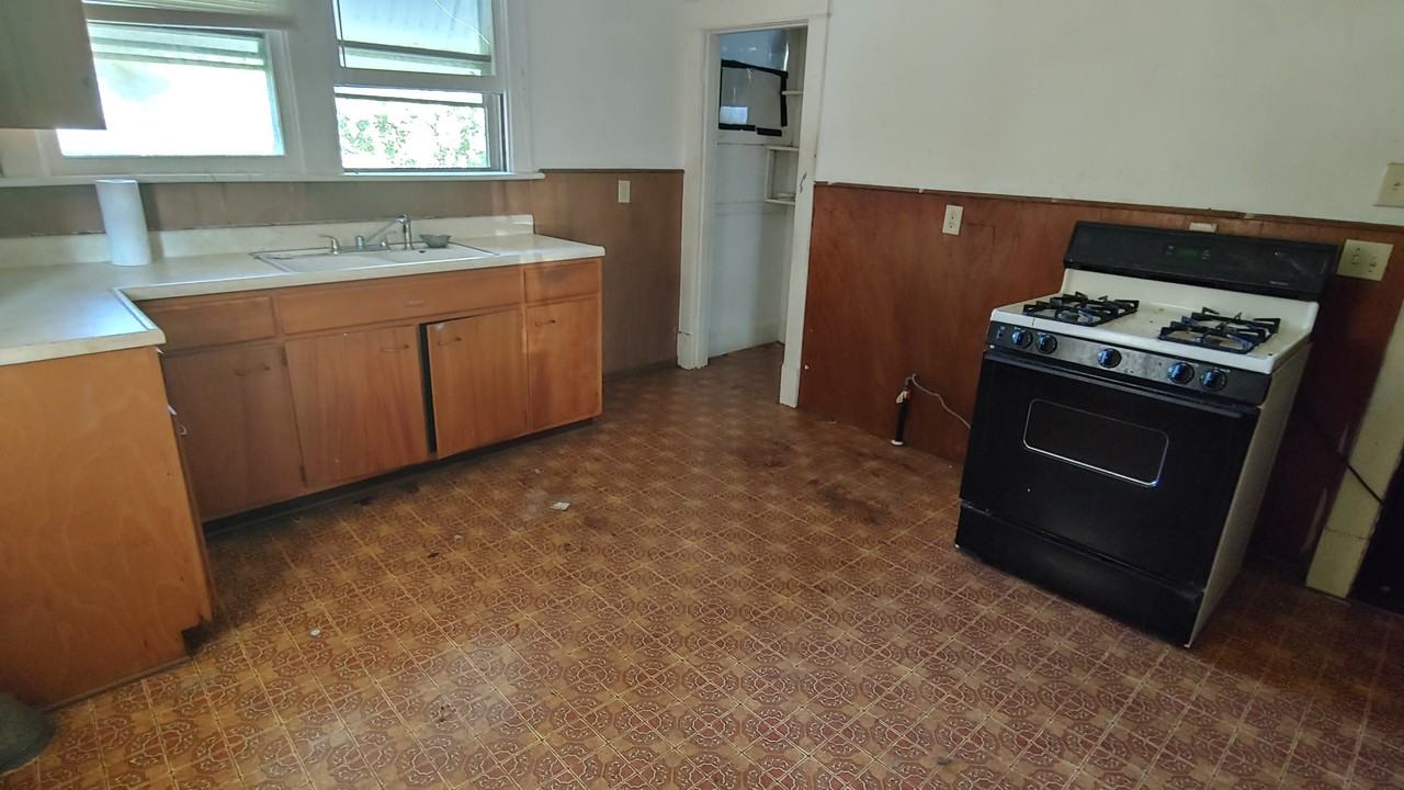 3000 Alby St - Photo 3 of 20