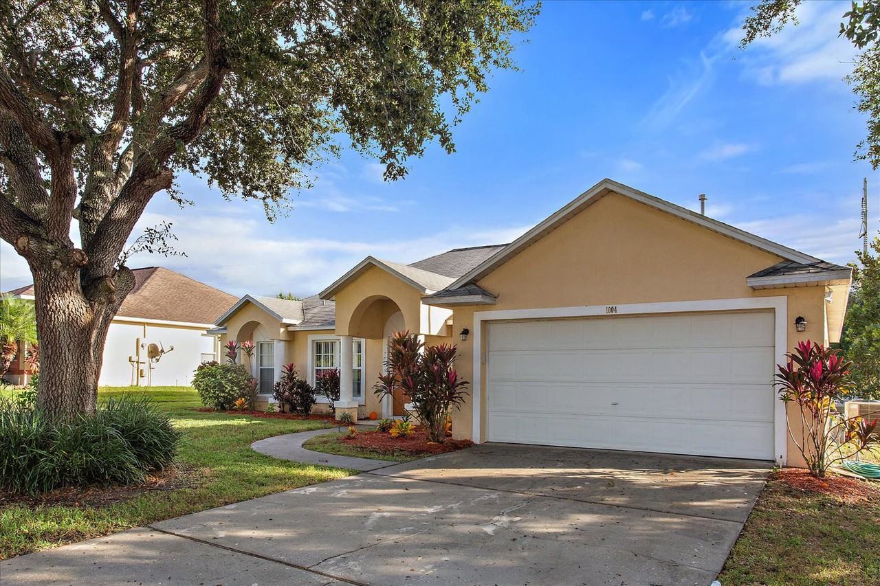 1004 Chateau Circle - Photo 3 of 20