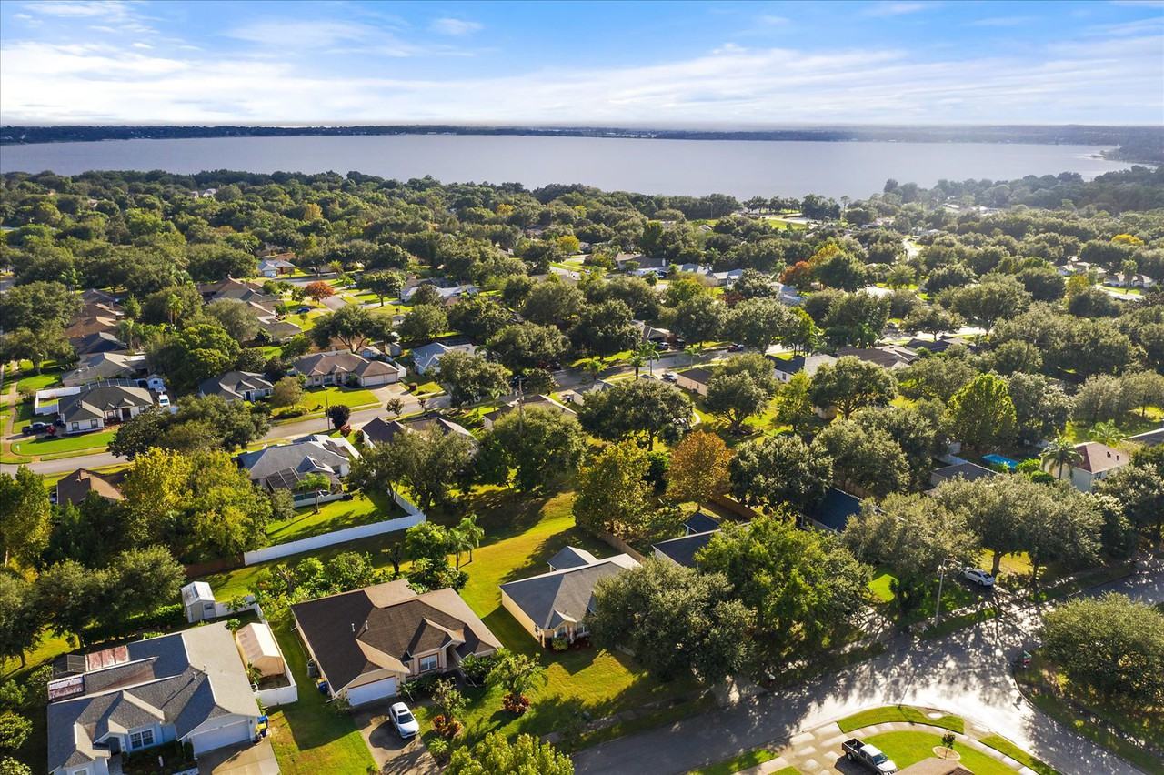 1004 Chateau Circle - Photo 2 of 20