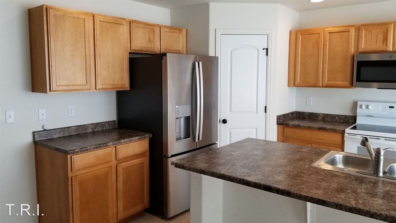 1004 Muntjac St - Photo 3 of 16