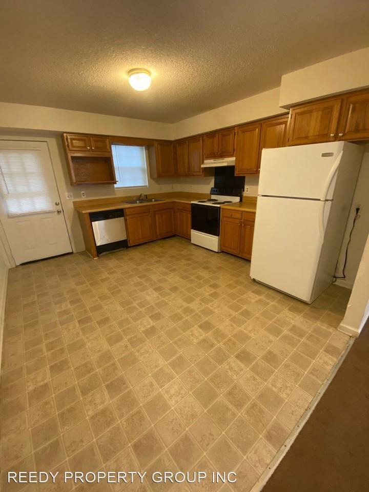 883 Jonas Circle - Photo 3 of 12