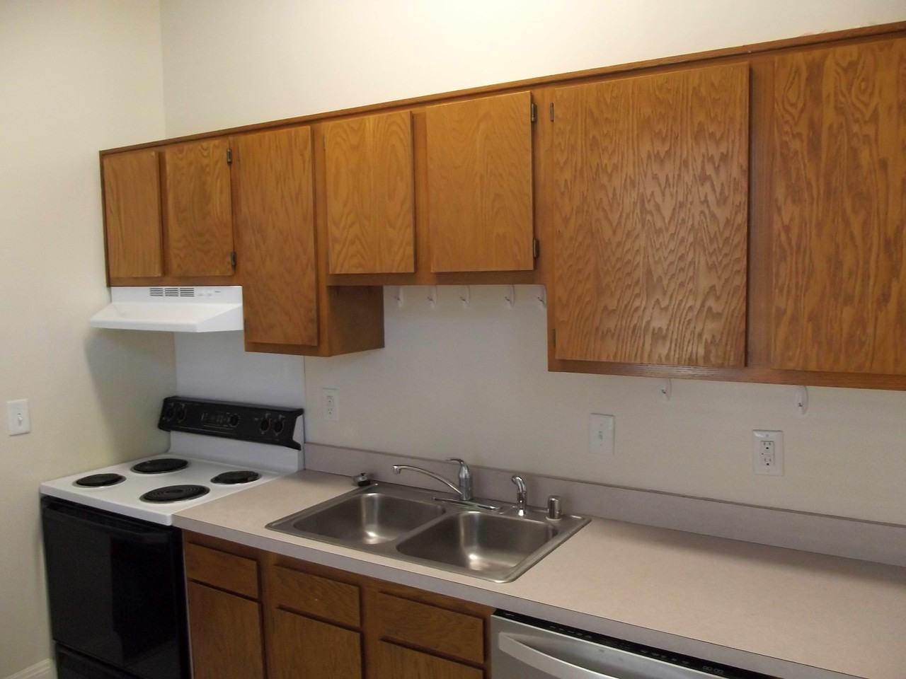 552 S Campbell St - Photo 3 of 10