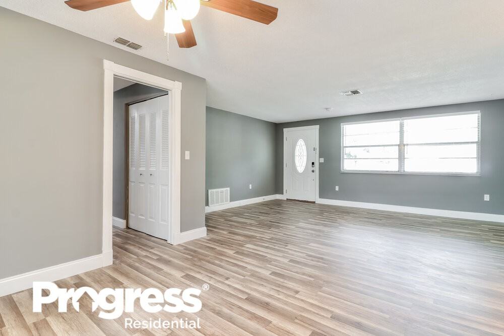 7912 Foxwood Dr - Photo 3 of 14