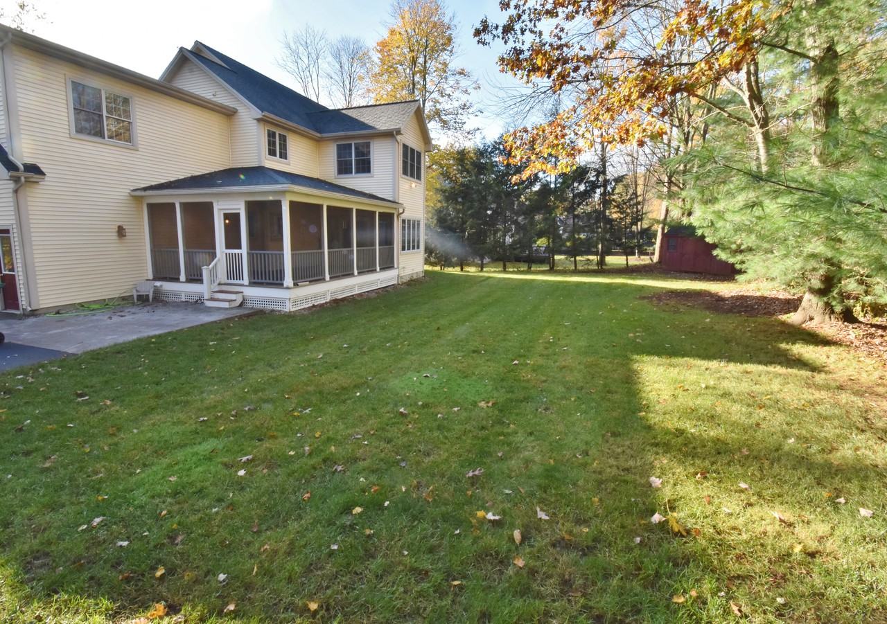 10 Sweetbriar Drive - Photo 3 of 34