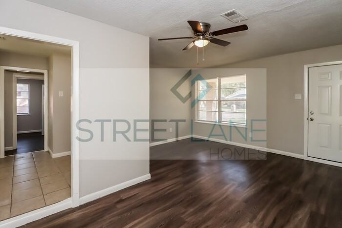 9011 Parkette Dr - Photo 3 of 15