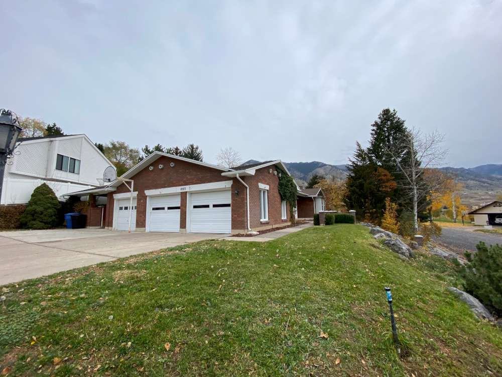 1093 Lamplighter Dr - Photo 2 of 20