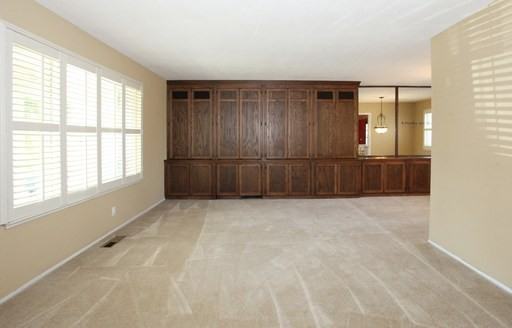 733 Hathaway Ct - Photo 3 of 19