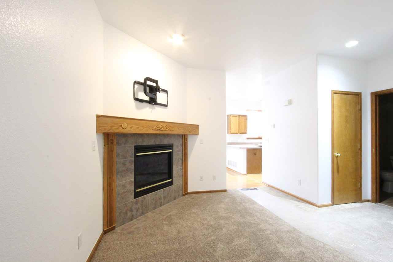 7520 W Coal Mine Ave - Photo 3 of 10