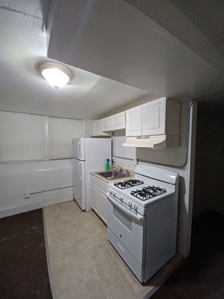 1 bedroom apartment in the historic Northeast - Photo 2 of 9