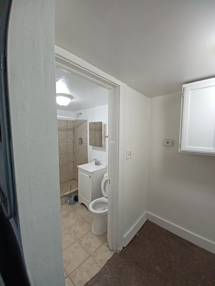 1 bedroom apartment in the historic Northeast - Photo 3 of 9