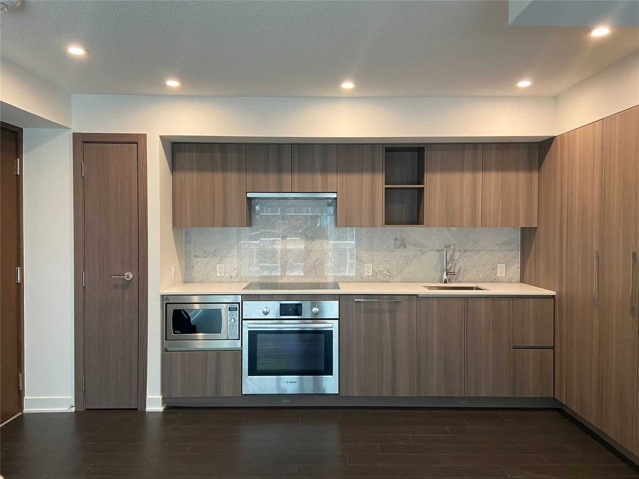 17 Bathurst Street #815