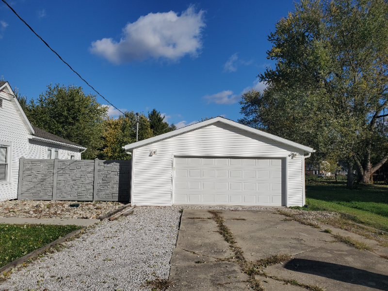 340 N Shirley St - Photo 2 of 17