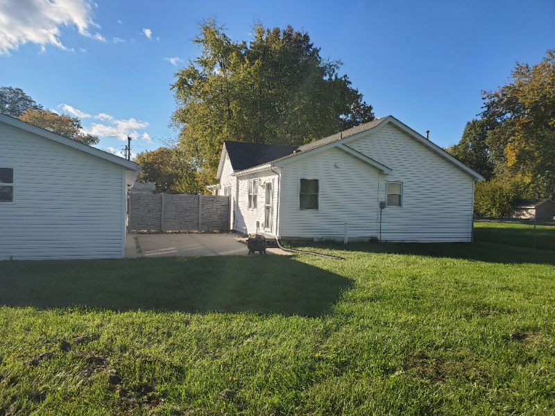 340 N Shirley St - Photo 3 of 17