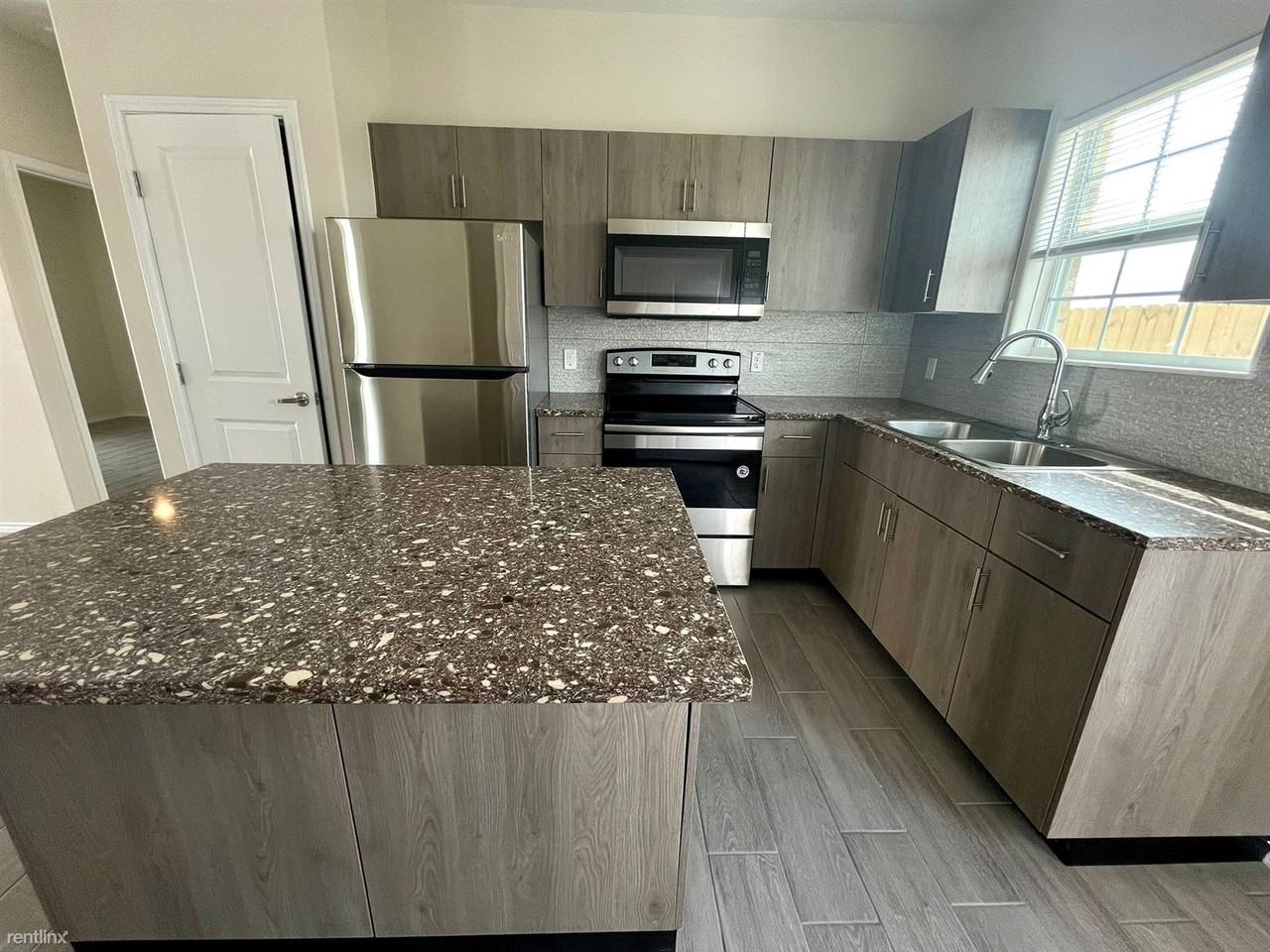 5105 N Hiawatha Dr - Photo 2 of 12