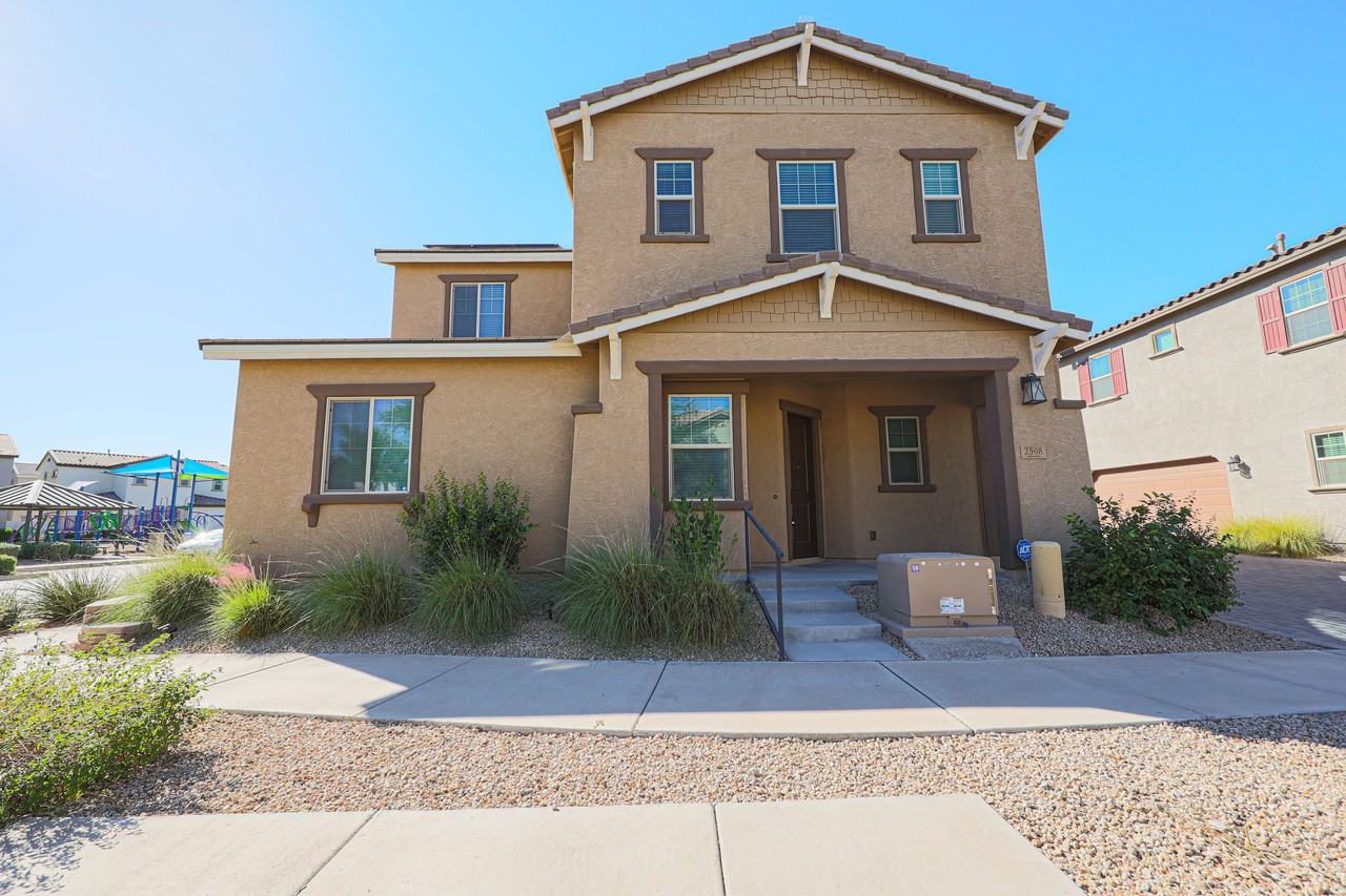 2508 N 149th Ave - Photo 2 of 34