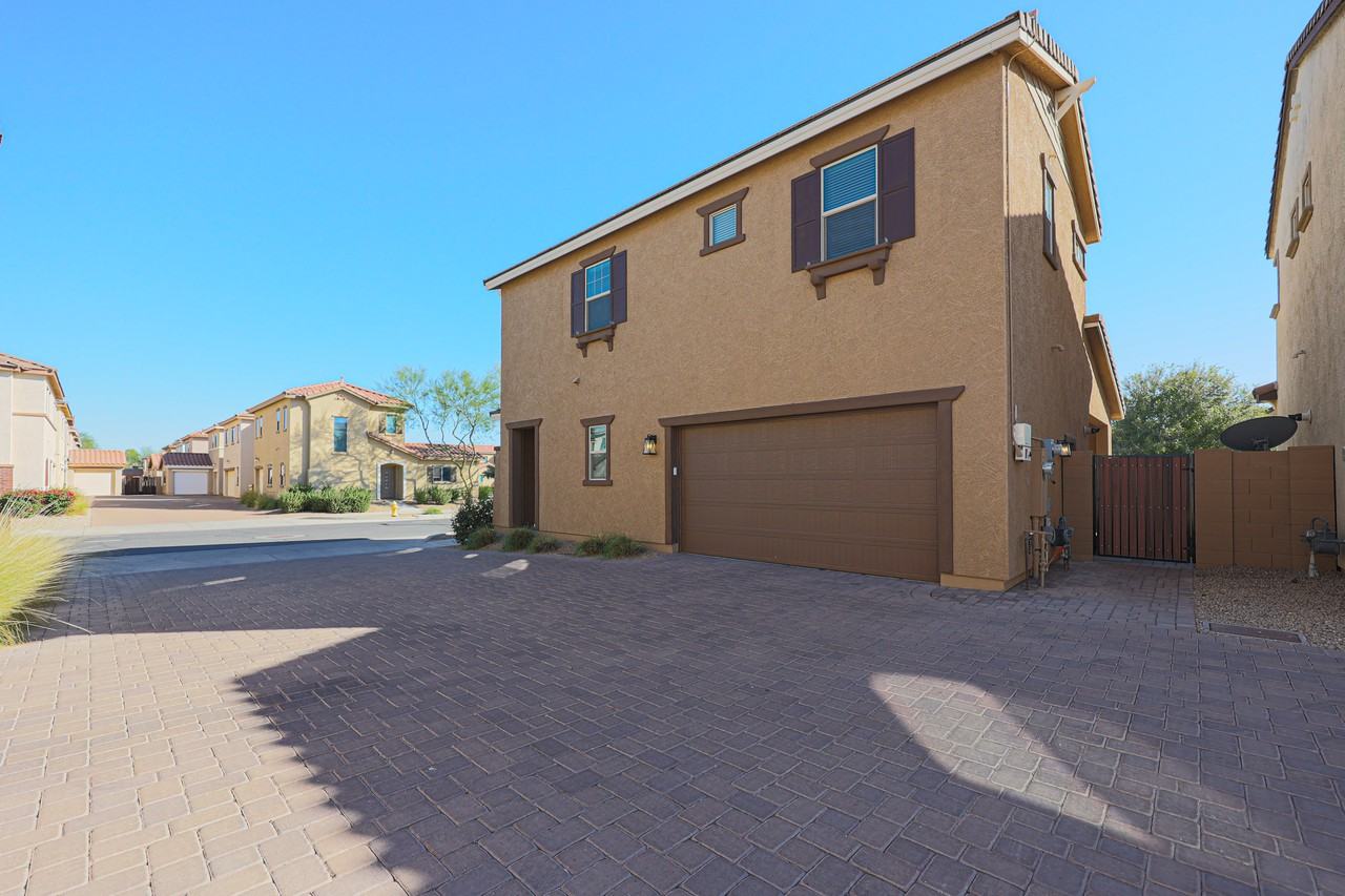 2508 N 149th Ave - Photo 3 of 34