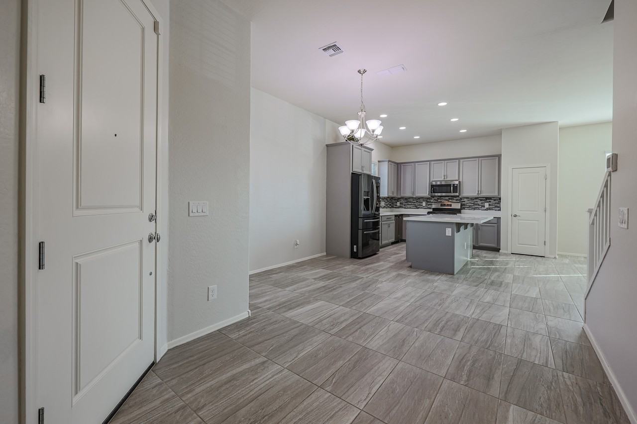 2508 N 149th Ave - Photo 5 of 34