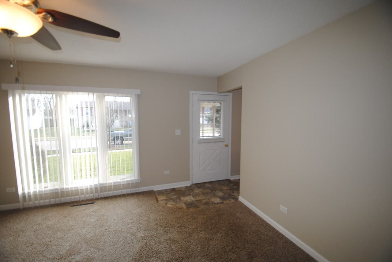 476 E Altgeld Ave - Photo 3 of 10