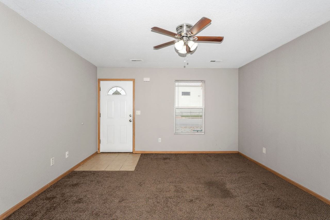 Great 2 Bedroom - Photo 3 of 20