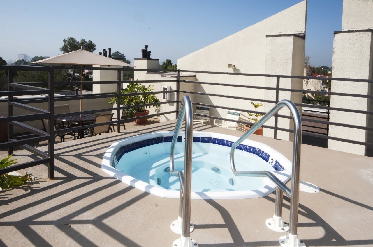 Kelton Plaza Apartments - Photo 3 of 9