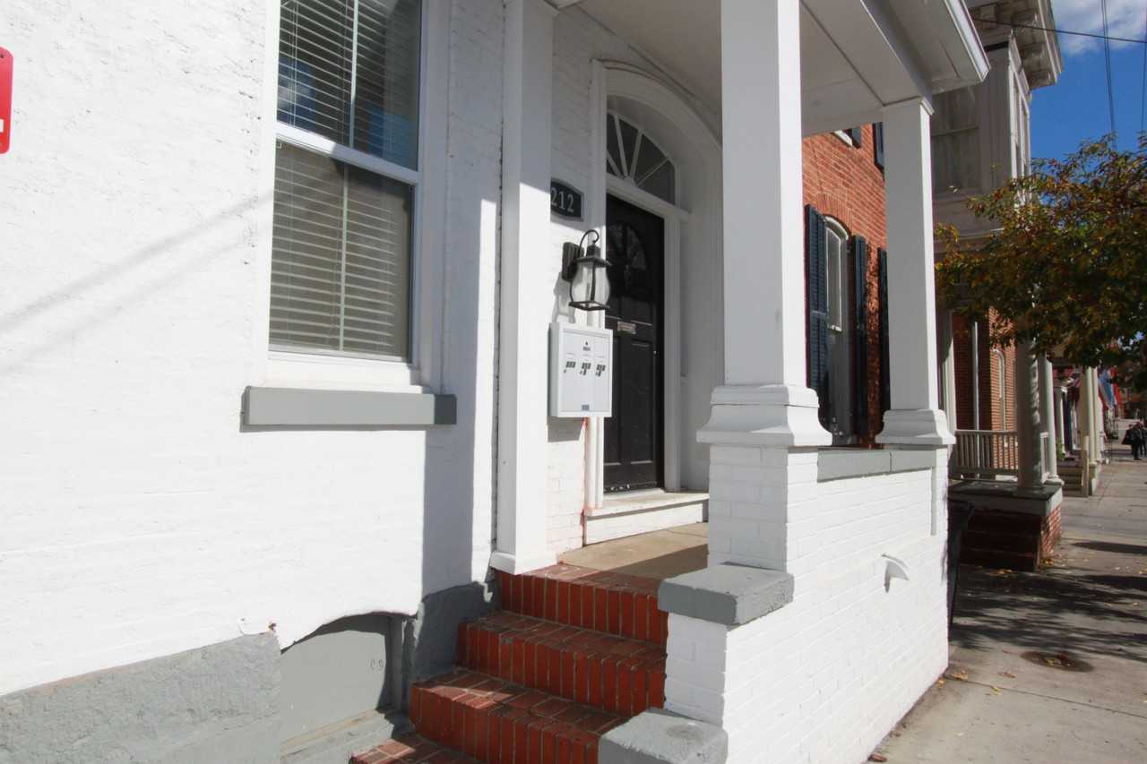 212 W Burke St - Photo 2 of 22