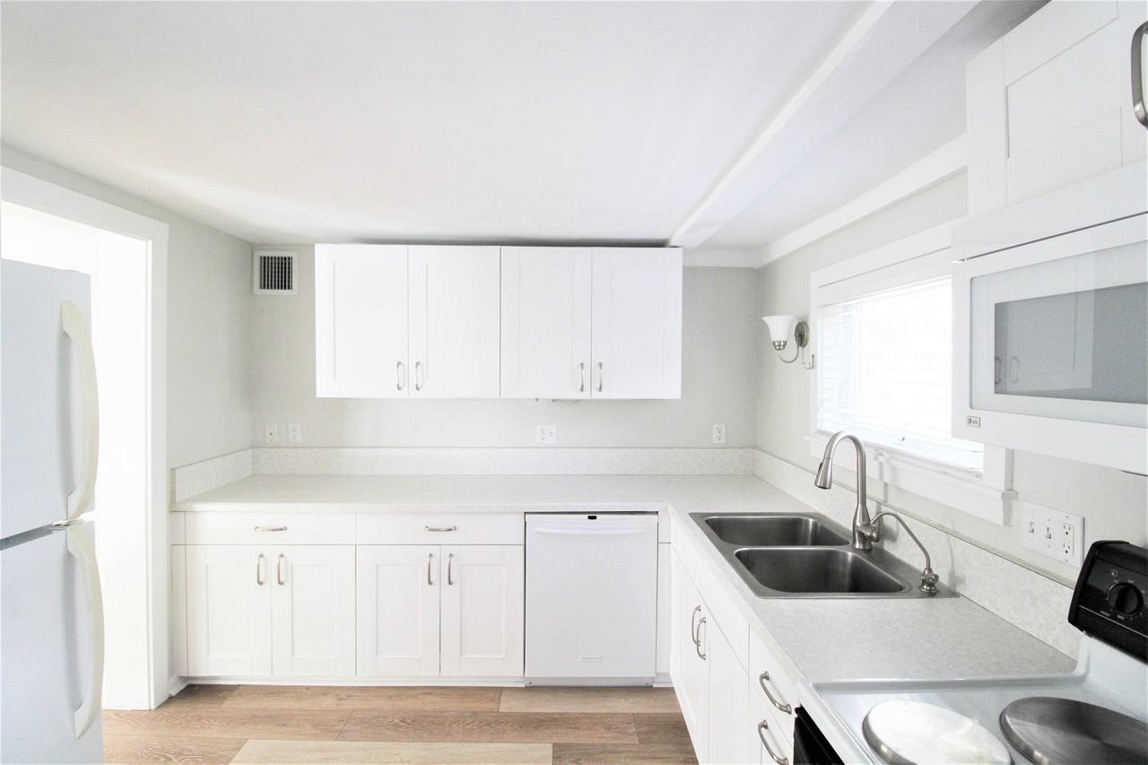 1745 Oak St - Photo 3 of 18