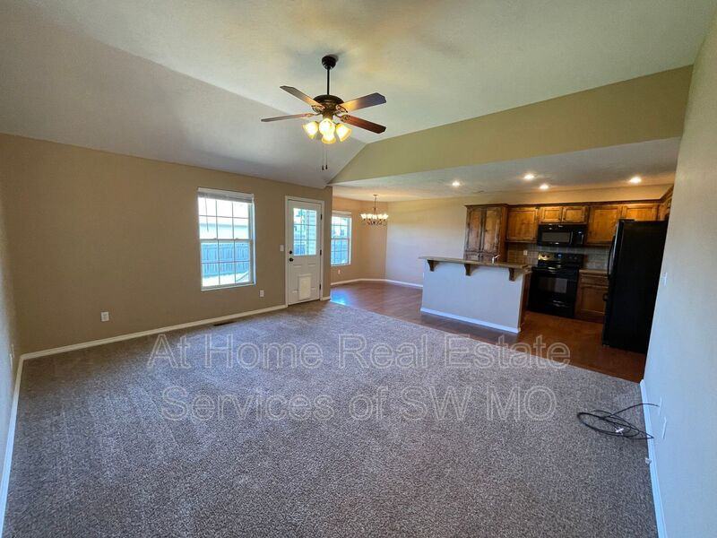 1168 N Blackstone Ave - Photo 2 of 14