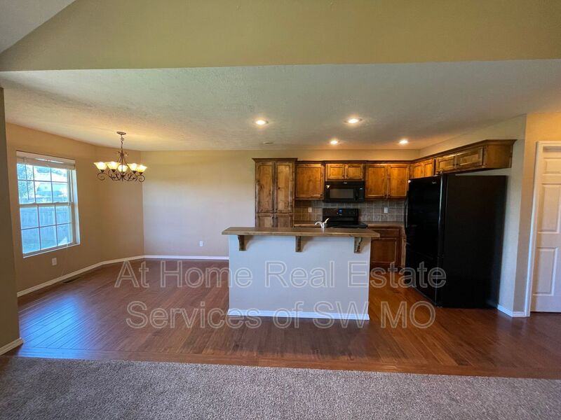 1168 N Blackstone Ave - Photo 5 of 14