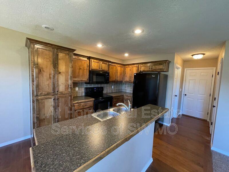 1168 N Blackstone Ave - Photo 6 of 14