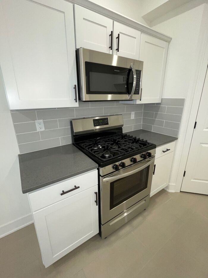 7396 Aaron St - Photo 3 of 50